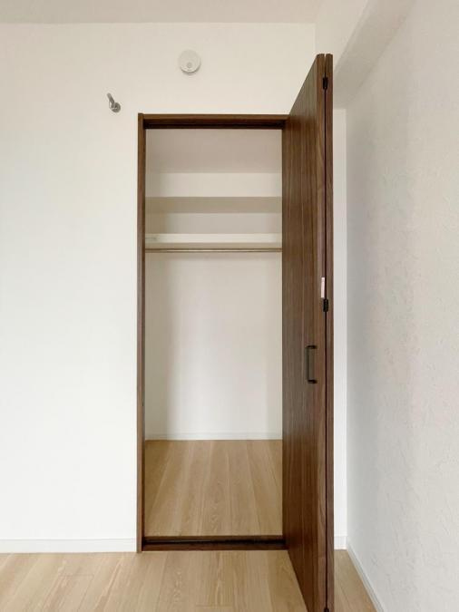 守口パークマンションの収納|洋室のクローゼット
■物件内覧・資金計画相談・住宅ローン相談、リフォーム相談、お問合せ受付中■
※当日・翌日のご内覧、ご相談はお電話でのお問合せがスムーズです！