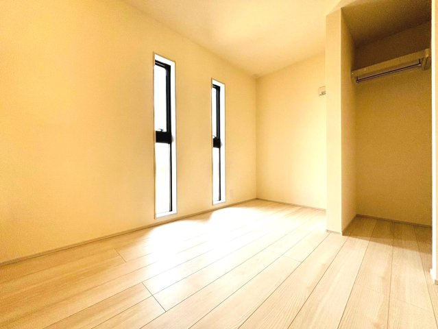 リーブルガーデン　本巣市下真桑第2　全3区画分譲の洋室|全居室にたっぷり収納できる大型クローゼット、居室部分の窓ガラスには間に空気層を設けたペアガラスを採用。
高い断熱性と共にガラス面の結露対策にも効果を発揮します。