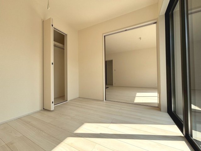 リーブルガーデン　本巣市下真桑第2　全3区画分譲の洋室|すべての居室にはたっぷり収納できる大型のクローゼット、各室に２４時間換気システムを設置しています。
排気ファンから低風量で24時間強制排気し、家の中の空気をいつも新鮮に保ちます。