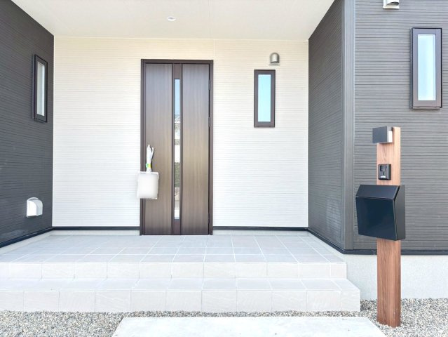 リーブルガーデン　本巣市下真桑第2　全3区画分譲の玄関|【ピッキング防止機能付き玄関ドア錠】玄関ドアの鍵は上下に２つあり、内側の下段は脱着サムターンキー。
鍵を不正に開錠されても、もう１つの鍵でピッキングを防ぎます。防犯性の高い仕様になっています。