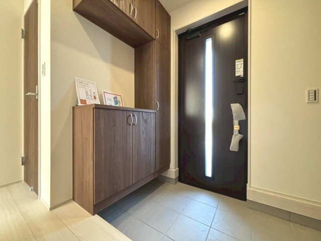 リーブルガーデン　本巣市下真桑第2　全3区画分譲の玄関|大容量のシューズ収納付きで玄関周りもすっきり！玄関ドアからの光が玄関ホールを明るくしてくれます。