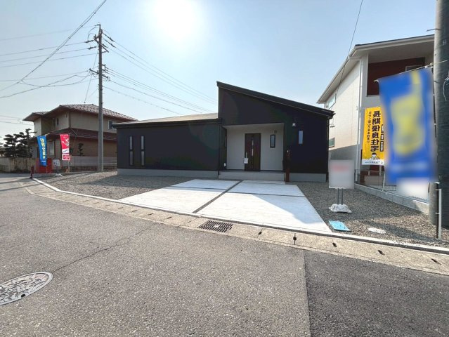 リーブルガーデン　本巣市下真桑第2　全3区画分譲の玄関|【ピッキング防止機能付き玄関ドア錠】玄関ドアの鍵は上下に２つあり、内側の下段は脱着サムターンキー。
鍵を不正に開錠されても、もう１つの鍵でピッキングを防ぎます。防犯性の高い仕様になっています。