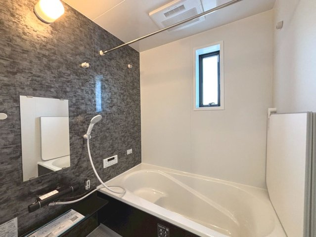 リーブルガーデン　本巣市下真桑第2　全3区画分譲の浴室|明るく清潔感がある浴室。浴槽は環境にやさしい節水タイプ。浴槽内ステップで半身浴、親子入浴も安心です。
洗い場の床は乾きやすく滑りにくい快適仕様、水はけが良くカビの発生を軽減できます。
