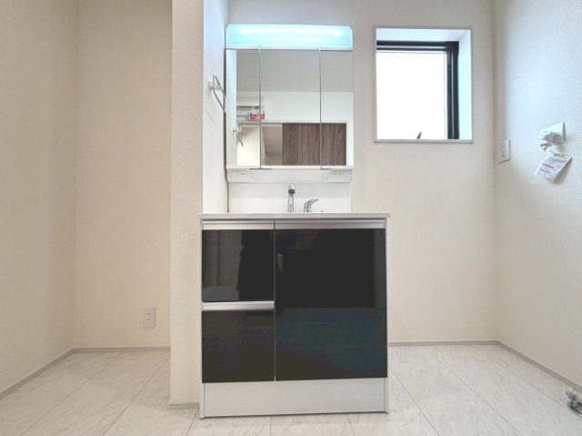 リーブルガーデン　本巣市下真桑第2　全3区画分譲の独立洗面台|洗面化粧台 幅 750mm、軽く割れにくい洗面ボールと場所をとらないコンパクト設計の本体キャビネットです。
ミラー扉の内側は全て収納スペースです。リフトアップシャワーを採用し両手が自由に使えます