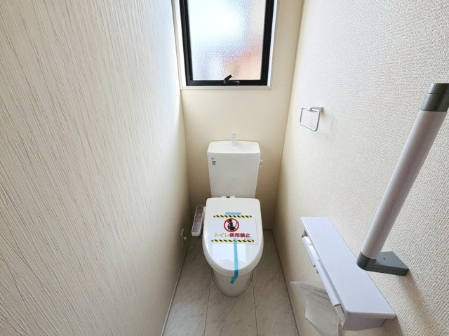 リーブルガーデン　本巣市下真桑第2　全3区画分譲のトイレ|超表面平滑加工とイオンパワーの「セフィオンテクト」加工で、汚れが付きにくく落ちやすい仕様で清潔です。
便器にフチがないので汚れが隠れて見えない部分がありません。お手入れがとってもラクラクです。