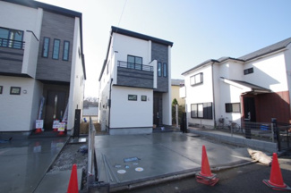 【外観パース】 | 【仲介手数料無料！！】川崎市麻生区片平1丁目　新築戸建て（全2棟）A号棟　6990万円 | 本パースは、イメージ図につき、風景、建物、植栽などについては施工後の現物との差異が生じます
つきまして本パースによって生じたいかなる損害については一切責任を負いません