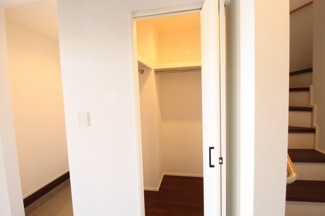 桟橋通3丁目　新築戸建　【内覧可能】の収納|シューズインクローク