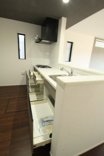 桟橋通3丁目　新築戸建　【内覧可能】のキッチン|３口コンロ+グリル