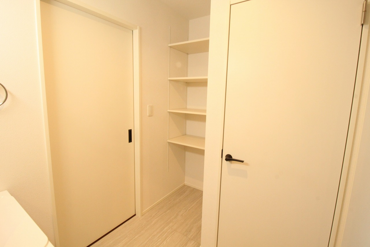 桟橋通3丁目　新築戸建　【内覧可能】のキッチン|収納