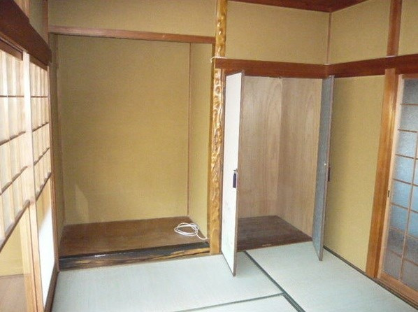 海老山町貸家の寝室