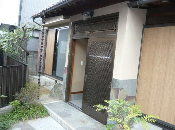 海老山町貸家の玄関
