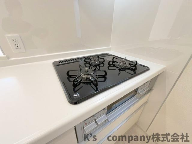 ◎高座郡寒川町倉見　新築戸建　3号棟のキッチン|三口ガスコンロでお料理の幅が広がります◇