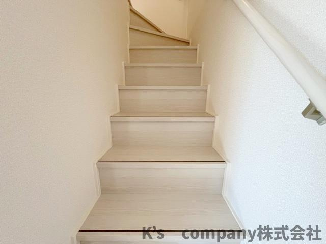 ◎高座郡寒川町倉見　新築戸建　3号棟の内装|手すり付きの階段☆小さいお子様のやご年配の方にも嬉しい仕様☆