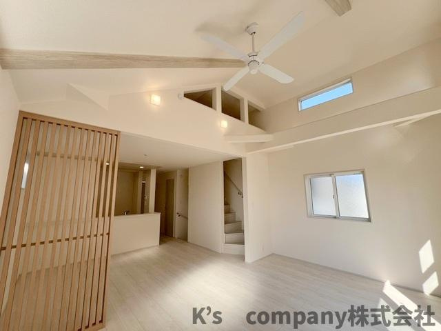 ◎高座郡寒川町倉見　新築戸建　3号棟の居間・リビング|リビング広々20帖以上◇上部は勾配天井で開放感があります◇