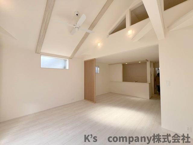 ◎高座郡寒川町倉見　新築戸建　3号棟の居間・リビング|リビングの上部にはロフトがあります◇