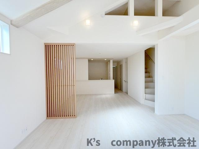 ◎高座郡寒川町倉見　新築戸建　3号棟の居間・リビング|正面にはご家族が自然に集まるカウンターキッチンが見えます◇