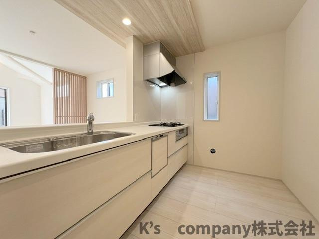 ◎高座郡寒川町倉見　新築戸建　3号棟のキッチン|やさしい色合いのシステムキッチン☆