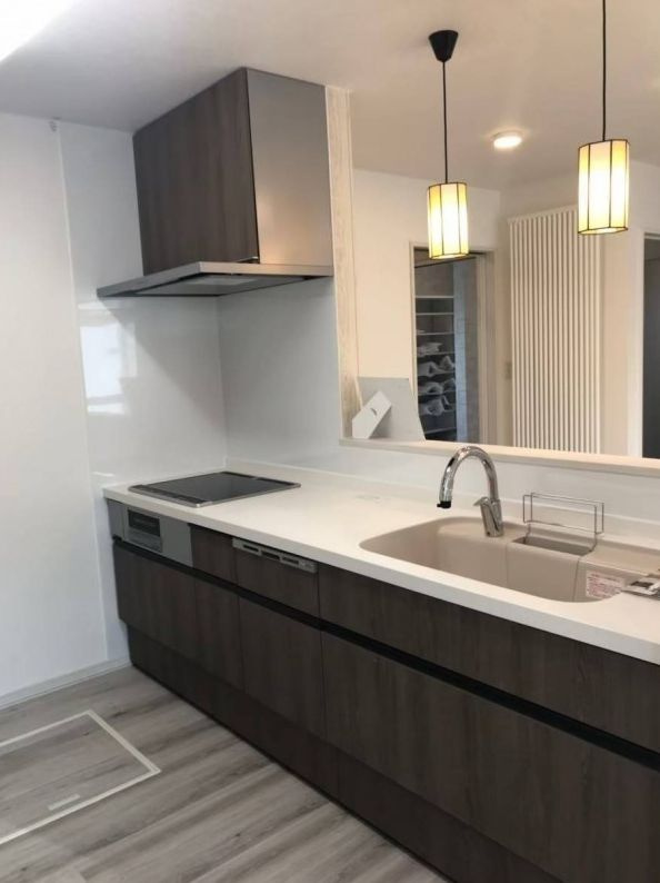 【文苑3丁目】築浅！広々駐車3台可！デザイン性と機能性を両立した4LDKのキッチン|IHクッキングヒーター付きのモダンなシステムキッチン。