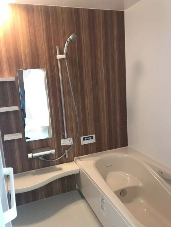 【文苑3丁目】築浅！広々駐車3台可！デザイン性と機能性を両立した4LDKの浴室|追い焚き機能付き。木目調パネルのゆったり浴室。