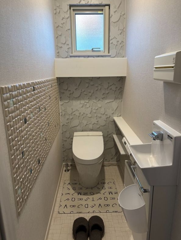 【文苑3丁目】築浅！広々駐車3台可！デザイン性と機能性を両立した4LDKのその他|デザインタイルと手洗い器付きの清潔感あるトイレ。