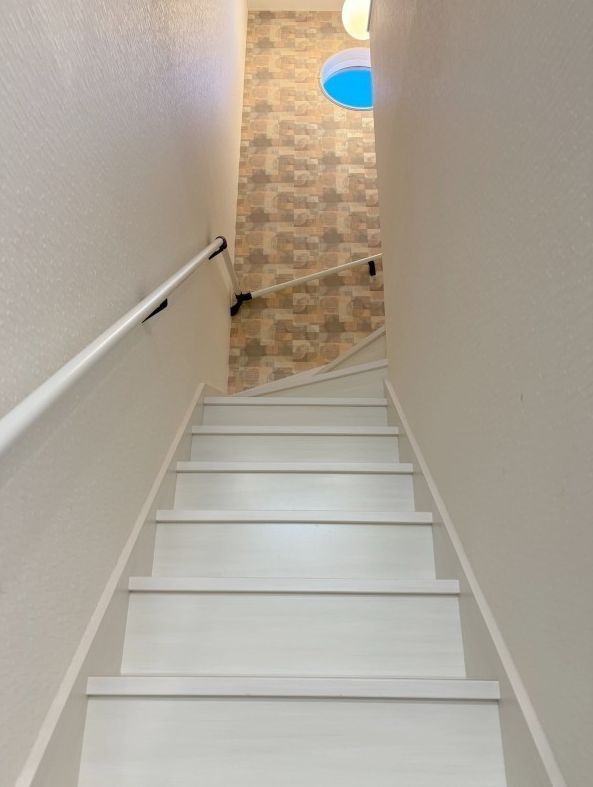 【文苑3丁目】築浅！広々駐車3台可！デザイン性と機能性を両立した4LDKのその他|アクセントクロスと手すり付きで安全・おしゃれな階段。