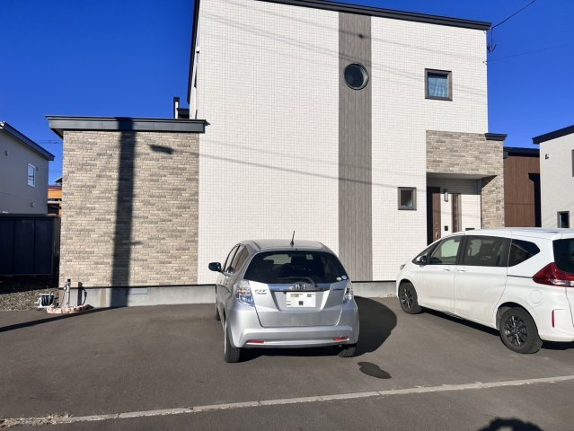 【文苑3丁目】築浅！広々駐車3台可！デザイン性と機能性を両立した4LDK