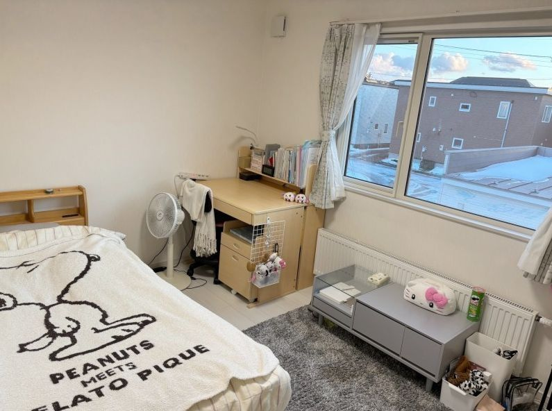 【文苑3丁目】築浅！広々駐車3台可！デザイン性と機能性を両立した4LDKの洋室|明るい窓と収納力。勉強や趣味に集中できる快適な洋室。