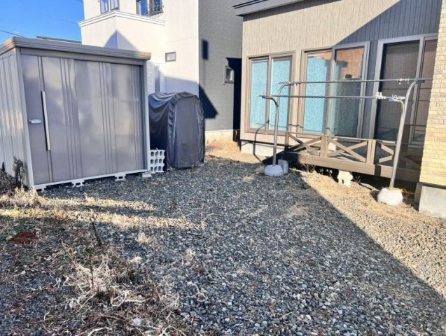 【文苑3丁目】築浅！広々駐車3台可！デザイン性と機能性を両立した4LDKの庭|広々ウッドデッキと大型物置（納戸）で屋外利用も快適！