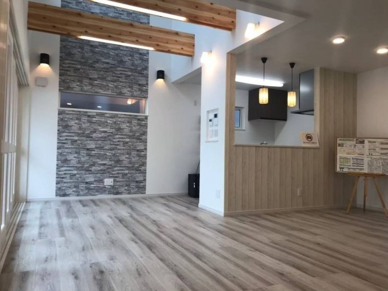 【文苑3丁目】築浅！広々駐車3台可！デザイン性と機能性を両立した4LDKの居間・リビング|吹き抜けとオープンキッチンが魅力の広々LDK空間。