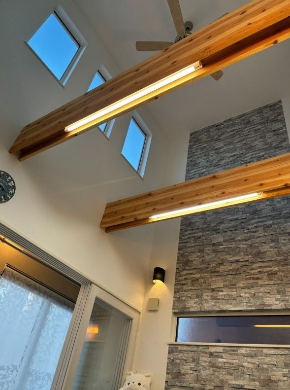 【文苑3丁目】築浅！広々駐車3台可！デザイン性と機能性を両立した4LDKの居間・リビング|高窓からの採光と化粧梁がおしゃれな開放的空間。