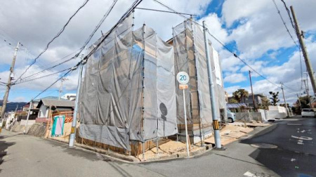 豊中市永楽荘３丁目新築一戸建ての前面道路含む現地写真