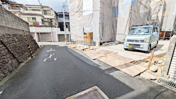 豊中市永楽荘３丁目新築一戸建ての前面道路含む現地写真