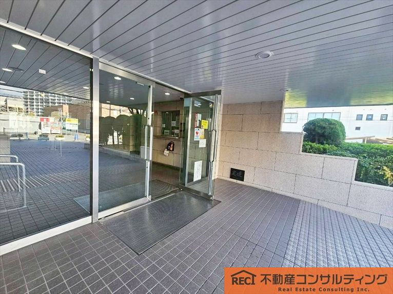 西宮グリーンマンション1号棟のエントランス