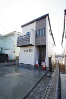 【外観パース】 | 【仲介手数料無料！！】川崎市麻生区片平1丁目　新築戸建て（全2棟）B号棟　7290万円 | 本パースは、イメージ図につき、風景、建物、植栽などについては施工後の現物との差異が生じます
つきまして本パースによって生じたいかなる損害については一切責任を負いません