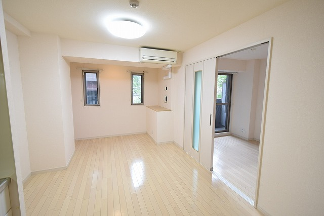 ＷＥＬＬＢＥＡＲ新神戸の居間・リビング