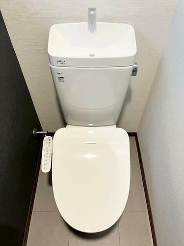 蔀屋本町　中古一戸建てのトイレ|温水洗浄便座
■物件内覧・資金計画相談・住宅ローン相談、リフォーム相談、お問合せ受付中■
※当日・翌日のご内覧、ご相談はお電話でのお問合せがスムーズです！