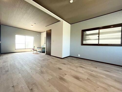 蔀屋本町　中古一戸建ての居間・リビング|LDK18.0帖
■物件内覧・資金計画相談・住宅ローン相談、リフォーム相談、お問合せ受付中■
※当日・翌日のご内覧、ご相談はお電話でのお問合せがスムーズです！