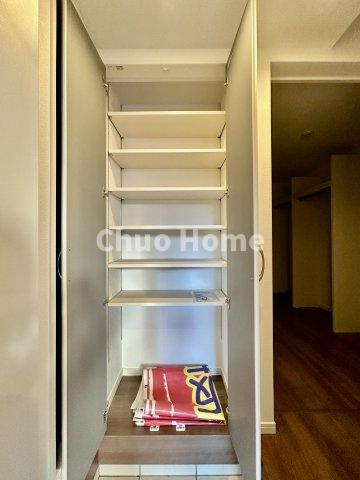 荒川区町屋3中古住宅の玄関|【玄関】玄関には大型のシューズクローゼットを設置しておりますのでいつでもスッキリりとした空間を保てます。玄関周りを清潔に使うのはとても大事なことですよね。