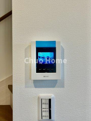 【セキュリティ】 | 荒川区町屋3中古住宅 | 【モニターホン】誰が来たかすぐにわかるカラーモニター付きインターホン。通話ボタンを押すまでは室内の音は漏れていませんので相手を確かめてから応対できます。