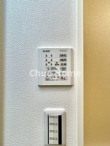 荒川区町屋3中古住宅の内装|【浴室乾燥機】暖房・冷風・換気・乾燥が可能です。毎日を快適に過ごせるうれしい機能が揃っています。雨の日の洗濯物も安心です。