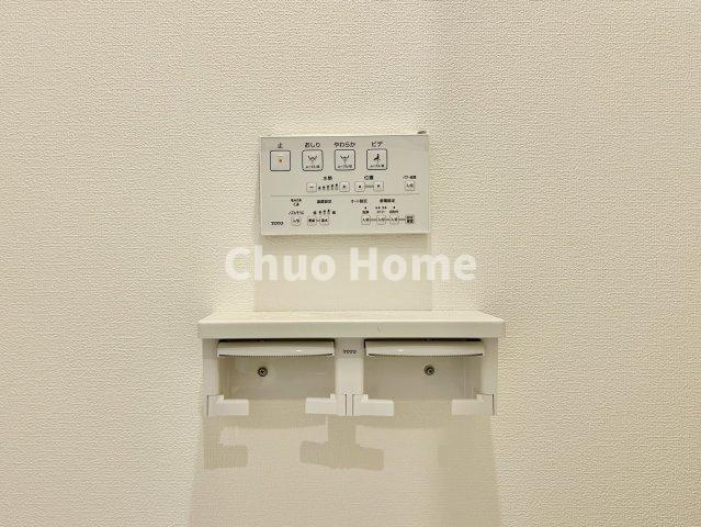 荒川区町屋3中古住宅の内装|【ウォシュレット】清潔に使いたいお手洗いには最適な設備です。もちろんウォームレットも標準装備です。