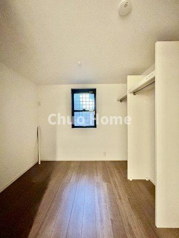 荒川区町屋3中古住宅の寝室|【寝室】心と体をゆったりと安らげる主寝室。寝室のゆとりが大きい分だけ、暮らしの安らぎは深まります。一日の疲れを癒すだけでなく、ご夫婦の親密な語らいを紡ぎ出します