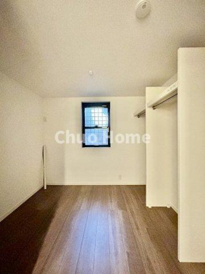 【寝室】 | 荒川区町屋3中古住宅 | 【寝室】心と体をゆったりと安らげる主寝室。寝室のゆとりが大きい分だけ、暮らしの安らぎは深まります。一日の疲れを癒すだけでなく、ご夫婦の親密な語らいを紡ぎ出します