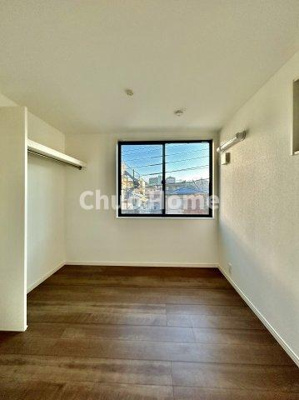 【子供部屋】 | 荒川区町屋3中古住宅 | 【子供部屋】お子様を持つ家庭の約6割が「家族や子どものため」に購入を希望。入学後の転校を避け、広い空間でのびのび育てたいなどの親心が、家探しのきっかけになっているようです。