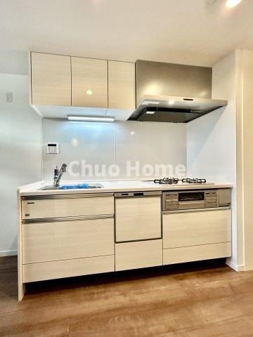 荒川区町屋3中古住宅のキッチン|ワイドで収納豊富なシステムキッチン