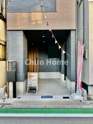 荒川区町屋3中古住宅の外観|車を駐車するには少し狭いです・バイク屋自転車をゆったりととめてください