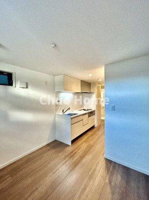 【居間・リビング】 | 荒川区町屋3中古住宅 | 【リビングダイニング】一日の中で多くの時間を過すことになるリビングダイニングだからこそ、いつも穏やかな空間であることが必然。爽やかな通風と採光を存分に感じる事が出来る空間です。