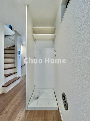 【ランドリースペース】 | 荒川区町屋3中古住宅 | 【ランドリースペース】担当者がスケールを持ち歩いておりますので、ご見学時には現在お使いの洗濯機などがきちんと収まるかなどもチェックして下さい。見学前に測っておくと非常に便利だと思います。