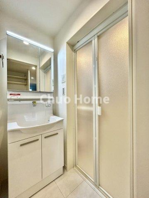 【脱衣所】 | 荒川区町屋3中古住宅 | 【洗面所】明るい洗面所は朝をすっきりさせてくれる空間です。バタバタしている忙しい朝でも収納が多い洗面台では短い時間で効率良く支度ができます。