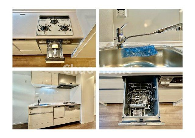 荒川区町屋3中古住宅のキッチン|【システムキッチン】ワイドで収納豊富な使い勝手の良いシステムキッチンには、食洗器や伸縮タイプのキッチン水栓、三ツ口コンロ・魚焼きグリルなどの便利な設備が標準完備されています。